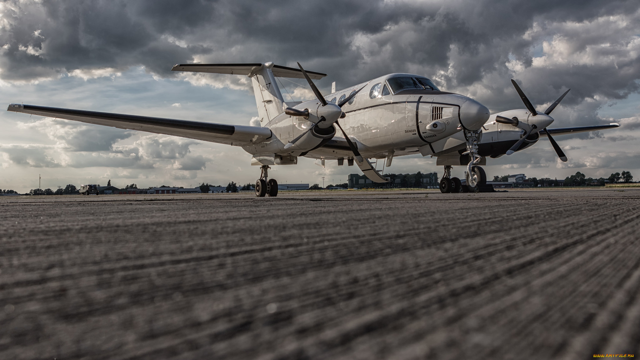 Самолет назад. Beech c-12u-3 Huron. Самолет на рабочий стол. Самолет на рабочий стол малой авиации. Самолет 1920x1080.